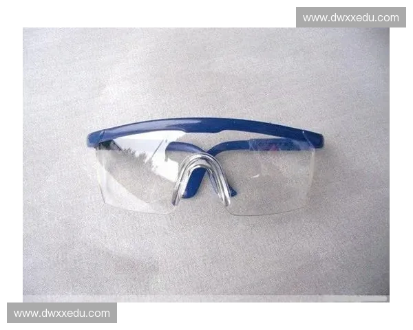 全面解析防护眼镜安全性能与多场景高效舒适防护应用指南实用全解